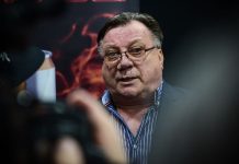 Ovo su 3 osobe sa kojima Halid Bešlić nije pričao: Prevarili ga na gnusan način, on im sve halalio i jednom rečenicom postideo