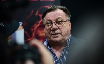 Ovo su 3 osobe sa kojima Halid Bešlić nije pričao: Prevarili ga na gnusan način, on im sve halalio i jednom rečenicom postideo