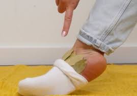 Stavite list lovora u čarapu: Prirodni lijek koji ublažava bolove tokom noći