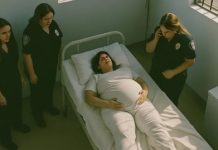 Žena je rađala u bolničkoj sobi zatvora: babica je prišla da je pregleda, a zatim vrisnula od užasa.