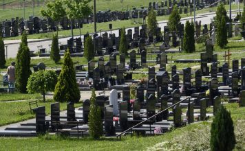 Tajna groba ove 10-godišnje devojčice će vam razoriti srce na komade! Izgleda kao svaki drugi, sve dok ne priđete i ne ugledate metalna vrata koja … (VIDEO)