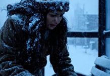 Ja sam iscrpljena samohrana majka koja radi kao čistačica. Jedne noći, na putu kući, pronašla sam novorođenče napušteno na ledenoj autobuskoj stanici. Odvela sam bebu na sigurno mesto — i nekoliko dana kasnije, kada sam saznala ko je beba zaista, sve u mom životu se zauvek promenilo…