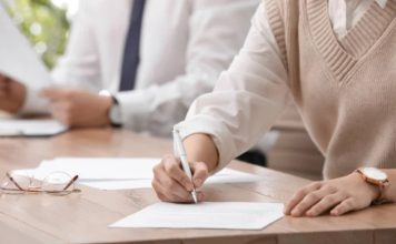 Radila sam kao konobarica kod milijardera i primetila nešto važno dok je trebalo da potpiše ugovor vredan 100 miliona dolara.