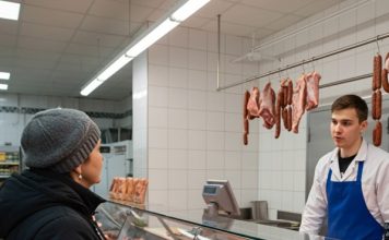 Svaki dan sedamdesetogodišnja penzionerka kupovala je kod mesara 40 kilograma mesa. Jednog dana mesar je odlučio da je prati kako bi saznao gde nestaje svo to meso.