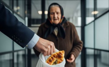 Sin je bacio majčinu pitu u smeće pred kolegama jer ga je bilo sramota “sirotinjske hrane”: Sutradan je našao tu istu pitu u njenoj kuhinji sa porukom koja ga je slomila.