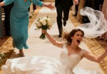 Neposredno prije nego što sam krenula prema oltaru, majka mi je u ruku gurnula presavijenu poruku . „Pravi se da padaš. Sad“, pisalo je. Nisam razumjela, ali nešto u njezinim očima me uplašilo.