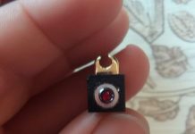 Samohrana majka, koja pokušava svom malom sinu unijeti božićnu čaroliju unatoč obiteljskim napetostima, pronalazi skrivenu kameru u Elf on the Shelf u svom domu.