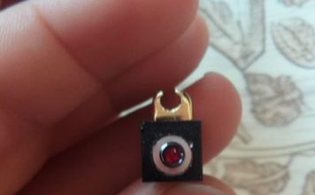 Samohrana majka, koja pokušava svom malom sinu unijeti božićnu čaroliju unatoč obiteljskim napetostima, pronalazi skrivenu kameru u Elf on the Shelf u svom domu.