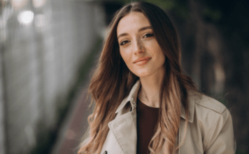 Na venčanju moje starije sestre, moji roditelji su zahtevali da joj dam kuću vrednu 450.000 dolara koju sam izgradio potpuno svojim teško zarađenim novcem. Kada sam odlučno odbio, otac je pobesneo. Zgrabio je metalni stalak za tortu i…