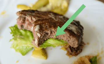 POGLEDAJTE VIDEO Užas u pljeskavici: Što je kupac pronašao u svom obroku?