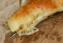 STRAVA I UŽAS! Kupili burek u pekari u Podgorici, a u njemu zalutala OPASNA STVAR! Pretrnućete kad vidite