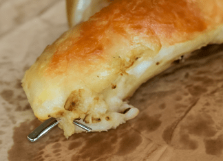 STRAVA I UŽAS! Kupili burek u pekari u Podgorici, a u njemu zalutala OPASNA STVAR! Pretrnućete kad vidite