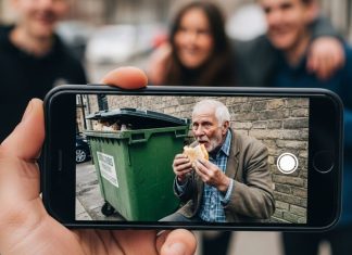 Snimao je starca kako jede iz kontejnera da bi mu se smejao na internetu: Kada je došao kući, otac mu je lupio šamar, pokazao snimak i otkrio ko je taj prosjak.