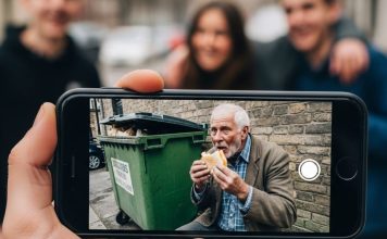Snimao je starca kako jede iz kontejnera da bi mu se smejao na internetu: Kada je došao kući, otac mu je lupio šamar, pokazao snimak i otkrio ko je taj prosjak.