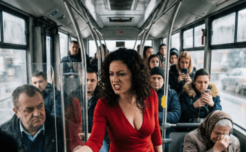 Vozač autobusa je po pljusku hteo da izbaci bolesnu baku jer joj je falilo sitno za kartu, ali je atraktivna putnica u uskoj haljini ustala sa sedišta, prišla vozaču i uradila stvar zbog koje je on morao da zaustavi vozilo i pocrveni od stida pred svim putnicima.