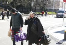 Pala na najniže grane, a do nedavno punila dvorane! Pjevačica (71) skuplja sve što nađe pored kontejnera: “Ne bih mogla da živim samo od penzije, izdao me moj glas ali i porodica”