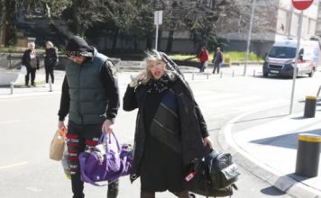 Pala na najniže grane, a do nedavno punila dvorane! Pjevačica (71) skuplja sve što nađe pored kontejnera: “Ne bih mogla da živim samo od penzije, izdao me moj glas ali i porodica”