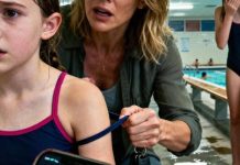 Moja sestra me je zamolila da pazim svoju nećaku preko vikenda, pa sam je odvela na bazen sa svojom ćerkom. U svlačionici, moja ćerka je uzdahnula: „Mama!