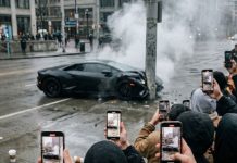 Vlasnik restorana je oterao dečaka koji je prodavao cveće jer mu ‘kvari ugled’: Sat vremena kasnije, taj dečak ga je izvukao iz smrskanog auta dok su drugi samo snimali telefonom.