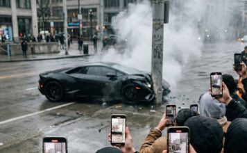 Vlasnik restorana je oterao dečaka koji je prodavao cveće jer mu ‘kvari ugled’: Sat vremena kasnije, taj dečak ga je izvukao iz smrskanog auta dok su drugi samo snimali telefonom.