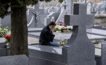 Poznati milioner sahranio 2 ćerke i svake subote im dolazio na grob sve dok mu jedna mala prosjakinja nije prišla i rekla: “Čiko, one žive u mojoj ulici”