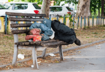 DEVOJKA IZ NOVOG SADA UDELILA BESKUĆNIKU, kad je progovorio shvatila je ko je iza izmučenog lica: UKOPALA SE U MESTU