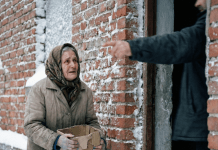Gazda je izbacio bolesnu baku na ulicu usred zime zbog duga: Kada je ušao u njen prazan stan da pokupi ključeve, otkrio je tajnu koja ga je bacila na kolena