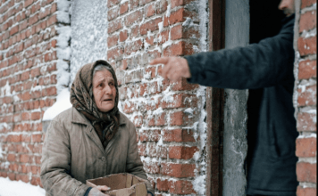 Gazda je izbacio bolesnu baku na ulicu usred zime zbog duga: Kada je ušao u njen prazan stan da pokupi ključeve, otkrio je tajnu koja ga je bacila na kolena