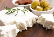 U ovom siru ljudi se dave, a užasno oštećuje creva: Kad čujete šta sve sadrži, odmah ćete ga BACITI