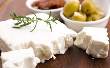 U ovom siru ljudi se dave, a užasno oštećuje creva: Kad čujete šta sve sadrži, odmah ćete ga BACITI