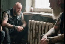 Motociklisti su pronašli dječaka okovanog lancima u napuštenoj kući, s porukom njegove preminule majke