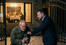 Bogati domaćin je oterao svog kuma sa krsne slave jer je došao u “poderanom kaputu”: Kad je otvorio stari zavežljaj koji je kum ostavio na kapiji, srušio se.