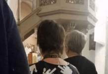 Žena je postala hit na Fejsu zbog majice u kojoj je došla na misu, morate vidjeti što je obukla