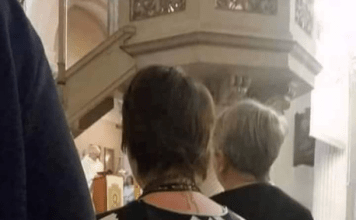 Žena je postala hit na Fejsu zbog majice u kojoj je došla na misu, morate vidjeti što je obukla