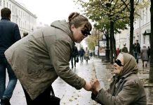 Žena je svakog dana ostavljala malo sitnine starici, ali jednog dana, dok se saginjala da joj baci novčić, starica joj je uhvatila ruku i rekla: „Učinili ste mi toliko dobra… nemojte danas ići kući.“