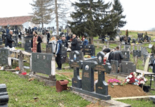 Pokojnika u Rogoznici spustili na zemlju, kada su svi očekivali popov glas, začulo se nešto jezivo: Svi su gutali suze i knedle u grlu