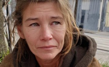 Na Dan zahvalnosti dao sam svoj kaput beskućnoj ženi. Dve godine kasnije pojavila se na mojim vratima — sa crnim rancem u rukama.