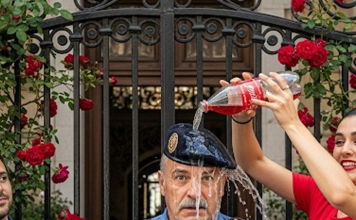 Multimilijunaški otac prerušio se u siromašnog portira kako bi testirao zaručnicu svoga sina — ali njezina reakcija rasplakala ga je