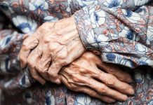 Šta je to “starački miris” i kako ga se rešiti? Stručnjakinja za dugovečnost tvrdi da samo jedna namirnica pomaže