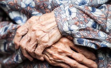 Šta je to “starački miris” i kako ga se rešiti? Stručnjakinja za dugovečnost tvrdi da samo jedna namirnica pomaže