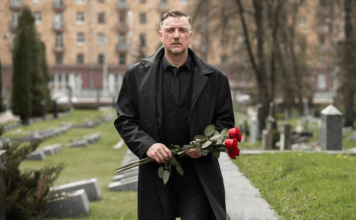 „ONA NIJE M.R.T.V.A!“ siromašna devojčica povikala je na sahrani supruge multimilionera. Ono što su videli u kovčegu potreslo je čitav grad.