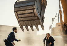 Investitor je došao bagerom da sruši bakinu kuću jer nije htela da proda: Baka je stala pred bager, izvadila staru sliku i rekla ‘Sruši, sine, ako možeš da srušiš kuću u kojoj si rođen’.