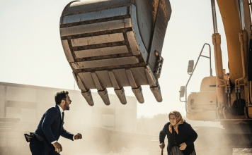 Investitor je došao bagerom da sruši bakinu kuću jer nije htela da proda: Baka je stala pred bager, izvadila staru sliku i rekla ‘Sruši, sine, ako možeš da srušiš kuću u kojoj si rođen’.