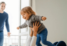 Lekari su digli ruke, ali jedna dadilja je verovala: Čudo koje je promenilo sudbinu devojčice