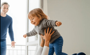 Lekari su digli ruke, ali jedna dadilja je verovala: Čudo koje je promenilo sudbinu devojčice