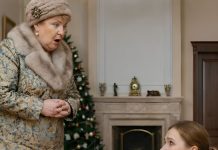 Godinama sam radila u inostranstvu, a kada sam se vratila u kuću koju sam dala svojoj kćeri, vidjela sam je kako briše pod u uniformi sobarice. Ono što sam uradila da naučim lekciju porodici svog zeta šokiralo je sve… ☹️😮😟😨