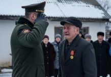 Deda je prodao svoj zlatni orden za hrabrost da bi kupio lekove komšinici: Svi su mu se smejali što je “pao nisko”, dok pred njegovu straćaru nije stigao general vojske.