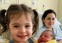 Moja kći bila je očarana držeći svoju tek rođenu sestricu — sve dok nije izgovorila riječ od koje mi se krv sledila u žilama.