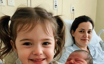 Moja kći bila je očarana držeći svoju tek rođenu sestricu — sve dok nije izgovorila riječ od koje mi se krv sledila u žilama.