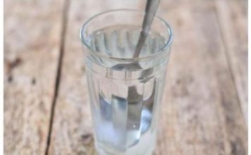 AKO VAM SE STALNO DEŠAVAJU LOŠE STVARI: Čašu vode napunite ovim i ostavite da stoji 24 sata! PREPOROD!